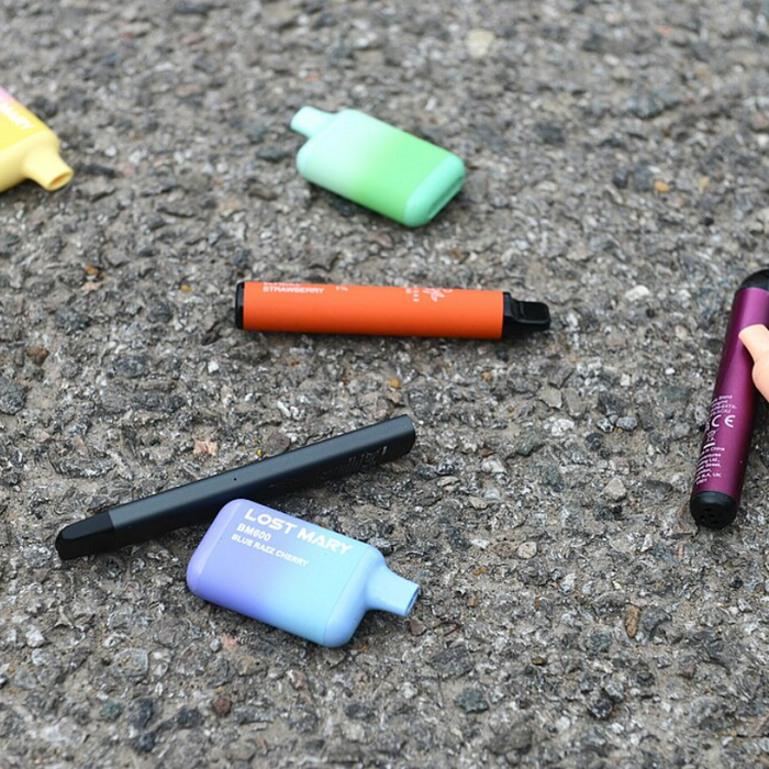 How do UK shoppers choose between 600,4000 and 9000 puffs of disposable vapes based on budget, usage, and waste?